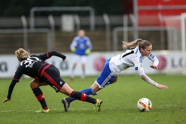 Leverkusen vl. Foul, Carolin Simon (Leverkusen, 30), Ana-Maria Crnogorcevic (Frankfurt, 21) , Bayer 04 Leverkusen - 1. FFC Frankfurt, Fussball, Damen, Frauen, Allianz Frauen-Bundesliga, Spieltag 1, 13.12.2015 Copyright: Horn xEibner-Pressefoto EP_bhorn