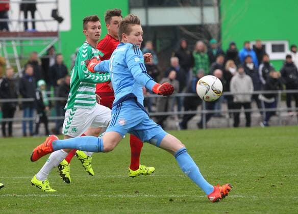 13.12.2015 - Fussball - Saison 2015 2016 - A-Junioren U17 U 17 - Bundesliga Süd Südwest - 15. Spieltag: SpVgg Greuther Fürth - FC Bayern München - JüRa - Ron Hoffmann (1, Bayern München)