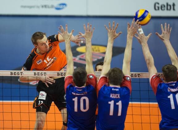 Berlin, Deutschland, 13.12.2015: Volleyball Bundesliga Saison 2015 2016 - Berlin Recycling Volleys - United Volleys RheinMain. Paul Carroll (BR Volleys 12) gegen den Block aus v.li. Moritz Reichert (United Volleys 10), Tobias Krick (United Volleys 11) und Christian Dünnes Duennes (United Volleys 16)