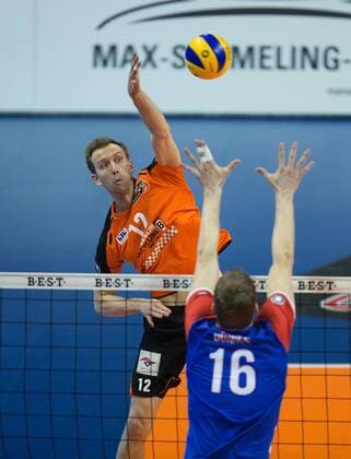 Berlin, Deutschland, 13.12.2015: Volleyball Bundesliga Saison 2015 2016 - Berlin Recycling Volleys - United Volleys RheinMain. Paul Carroll (BR Volleys 12) gegen den Block aus Christian Dünnes Duennes (United Volleys 16)