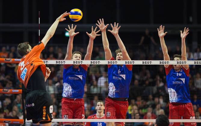 Berlin, Deutschland, 13.12.2015: Volleyball Bundesliga Saison 2015 2016 - Berlin Recycling Volleys - United Volleys RheinMain. Robert Kromm (BR Volleys 3) gegen den Block aus Jannis Hopt (United Volleys 7), Lukas Bauer (United Volleys 5) und Moritz Reichert (United Volleys 10)