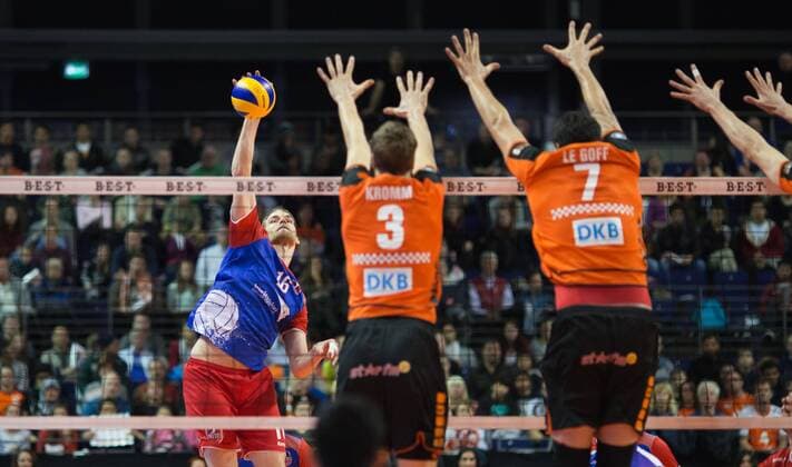 Berlin, Deutschland, 13.12.2015: Volleyball Bundesliga Saison 2015 2016 - Berlin Recycling Volleys - United Volleys RheinMain. Christian Dünnes Duennes (United Volleys 16) gegen den Block aus Robert Kromm (BR Volleys 3) und Nicolas Le Goff (BR Volleys 7)