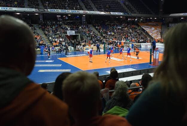 Berlin, Deutschland, 13.12.2015: Volleyball Bundesliga Saison 2015 2016 - Berlin Recycling Volleys - United Volleys RheinMain. Übersicht, Uebersicht, Totale Max-Schmeling-Halle