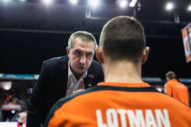 Berlin, Deutschland, 13.12.2015: Volleyball Bundesliga Saison 2015 2016 - Berlin Recycling Volleys - United Volleys RheinMain. Trainer Roberto Serniotti (BR Volleys) diskutiert mit Paul Lotman (BR Volleys 9)