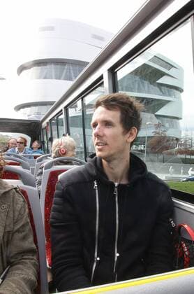 Stuttgart , Fußball VfB Stuttgart Robbie Kruse auf Stuttgart Tour mit dem Hop on Hop off Bus , im Hintergrund das Mercedes Benz Museum