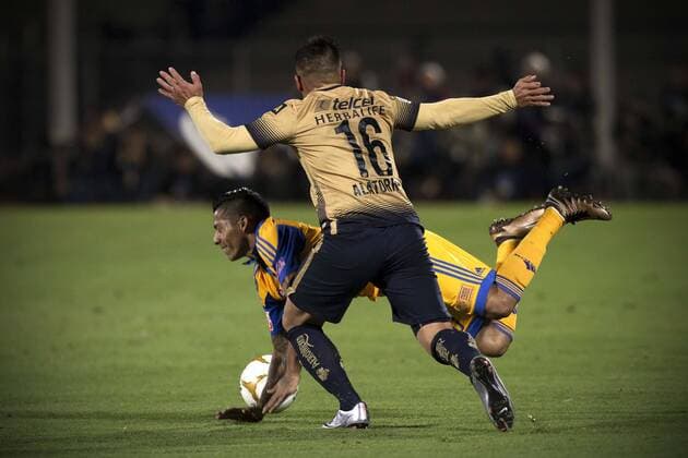 Marcelo Alatorre (Front) of Pumas de la UNAM vies for the ball with Javier Aquino of Tigres during the second leg match against Tigres at the Final of the Opening Tournament of the MX League, held at the Olympic University Stadium in Mexico City, capital of Mexico, Dec. 13, 2015. Alejandro Ayala) (rtg) (ah) (SP)MEXICO-MEXICO CITY-SOCCER-PUMAS VS TIGRES-FINAL e AlejandroxAyala 