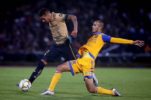 Ismael Sosa (L) of Pumas de la UNAM vies for the ball with Guido Pizarro of Tigres during the second leg match at the Final of the Opening Tournament of the MX League, held at the Olympic University Stadium in Mexico City, capital of Mexico, Dec. 13, 2015. ) (rtg) (ah) (SP)MEXICO-MEXICO CITY-SOCCER-PUMAS VS TIGRES-FINAL JorgexRios 