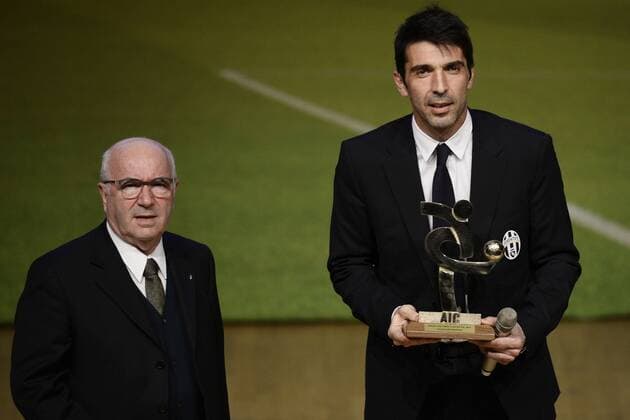 Mailand, 14.12.2015 - Preisverleihung - Fußball - Italien - Gran Gala del Calcio AIC 2015 - Gianluigi Buffon-Carlo Tavecchio 