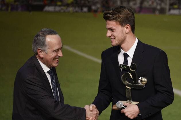 Mailand, 14.12.2015 - Preisverleihung - Fußball - Italien - Gran Gala del Calcio AIC 2015 - Daniele Rugani-Giancarlo Abete 
