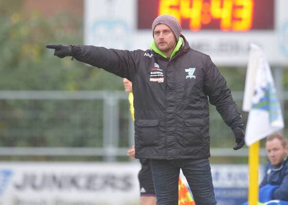 12.12.2015, Fussball, Regionalliga West, Saison 2015 2016, 20. Spieltag, Kray Arena, Essen FC Kray - SC Verl 1 : 1 Stefan Blank (Trainer FC Kray), Aktion, Einzelbild, Quer, Mimik, Gestik, Trainer, Coach