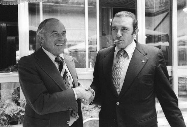 Trainer Hennes Weisweiler beim FC Barcelona Barca Verpflichtung mit Praesident Agusta Montal Costa (FC Barcelona) in Paris 27.05.1975 HM