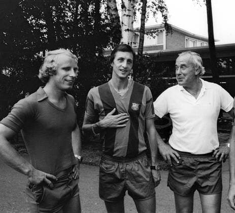 Trainer Hennes Weisweiler FC Barcelona Barca mit v.l. Berti Vogts (als Besucher) und Johan Cruyff (FC Barcelona) Aug. 1975 in der Sportschule Wedau in Duisburg HM