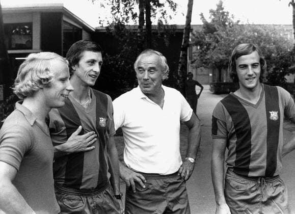 Trainer Hennes Weisweiler FC Barcelona Barca mit v.l. Berti Vogts (als Besucher) , Johan Cruyff und Johan Neeskens (FC Barcelona) Aug. 1974 in der Sportschule Wedau in Duisburg HM