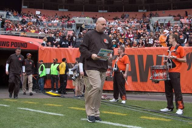 13 December 2015: Cleveland Browns head coach Mike Pettine in action during a NFL American Football Herren USA game between the San Francisco 49ers and the Cleveland Browns at FirstEnergy Stadium, in Cleveland, OH. (Photo By Robin Alam Icon Sportswire) NFL: DEC 13 49ers at Browns Icon16412131586349 EDITORIAL USE ONLY