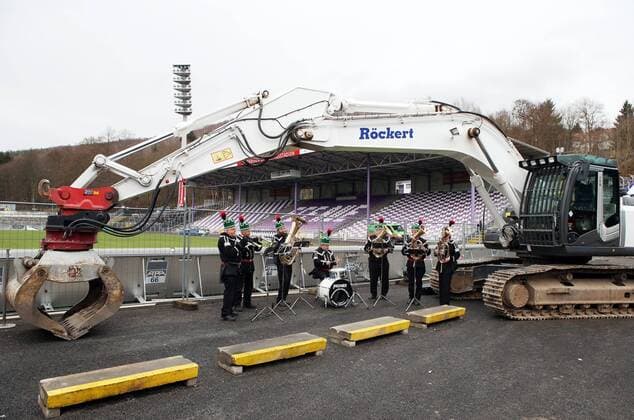 Fußball, Stadiongeschichte FC Erzgebirge Aue Fußball, 3. Liga, Erzgebirge Aue - Beginn des Stadionumbaus im Erzgebirgestadion Aue, 11.12.2015, Erzgebirgsstadion, Fussball, 3.Liga, FC Erzgebirge Aue, Stadionumbau. , Feierliche Eröffnung für die Bauarbeiten des Stadionneubaus. , Im Bild: Musikalische Umrahmung durh das Bergmannsblasorchester Bad Schlema. ,