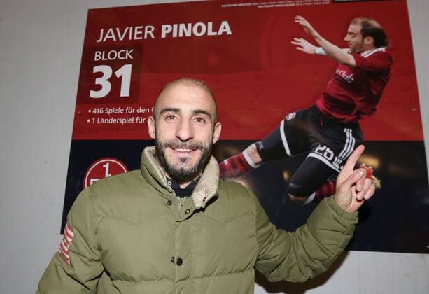16.12.2015 - Fussball - Saison 2015 2016 - DFB Pokal Vereinspokal - 03. Runde - Achtelfinale: 1. FC Nürnberg FCN - Hertha BSC Berlin - DaMa - Javier Horacio Pinola vor dem Schild zum Block 31
