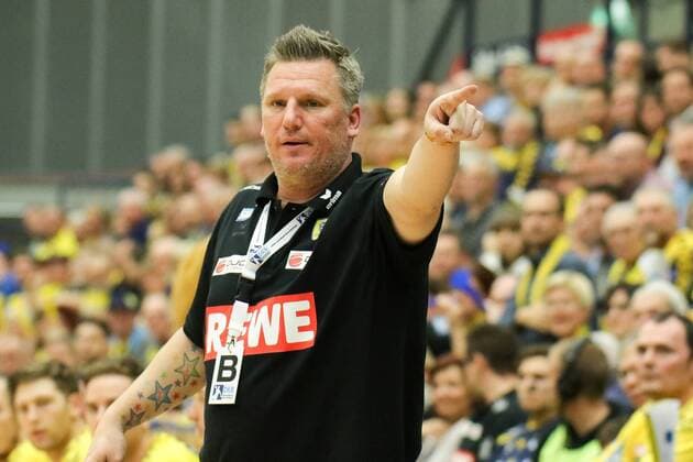 Nikolaj Jacobsen (Trainer, RNL), gibt Anweisungen, gestikuliert, mit den Armen gestikulieren, gives instructions, gesticulate, Handball, DHB Pokal, Rhein-Neckar Löwen - MT Melsungen, xozx
