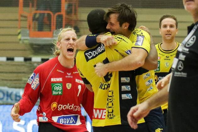 v.li.: Mikael Appelgren (Torwart, RNL, 1), Mads Mensah Larsen (RM, RNL, 22), Uwe Gensheimer (LA, RNL, 3) und Stefan Sigurmannsson (LA, RNL, 11) bejubeln den knappen Sieg, Sieger, Gewinner, Jubel, Freude, Handball, DHB Pokal, Rhein-Neckar Löwen - MT Melsungen, xozx