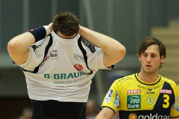 v.li.: Der enttäuschte Felix Danner (Kreis, MTM, 17) neben Matchwinner Uwe Gensheimer (LA, RNL, 3), Handball, DHB Pokal, Rhein-Neckar Löwen - MT Melsungen, xozx