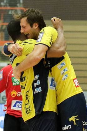 v.li.: Mads Mensah Larsen (RM, RNL, 22) und Matchwinner Uwe Gensheimer (LA, RNL, 3) freuen sich über den Sieg, Jubel, Sieger, Gewinner, Handball, DHB Pokal, Rhein-Neckar Löwen - MT Melsungen, xozx