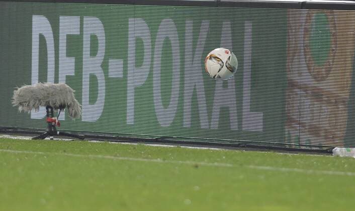 Symbolbild, Illustration, Ball, Lederball, Spielgeraet, Fussball, Baelle, offizieller Adidas Torfabrik FC AUGSBURG - BORUSSIA DORTMUND 0-2 Fussball DFB-Pokal, Augsburg am 16.12.2015 Achtelfinale, Saison 2015 2016, BVB