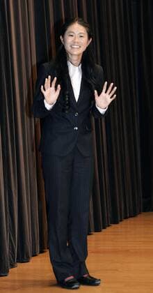 Fußball, Damen, Homare Sawa erklärt während Pressekonferenz ihren Rücktritt Nadeshiko Japan icon Sawa retires Homare Sawa, a former Women s World Player of the Year, waves after a news conference about her retirement from soccer in Tokyo on Dec. 17, 2015. The 37-year-old former Nadeshiko Japan captain was the 2011 Women s World Cup top scorer and MVP. 
