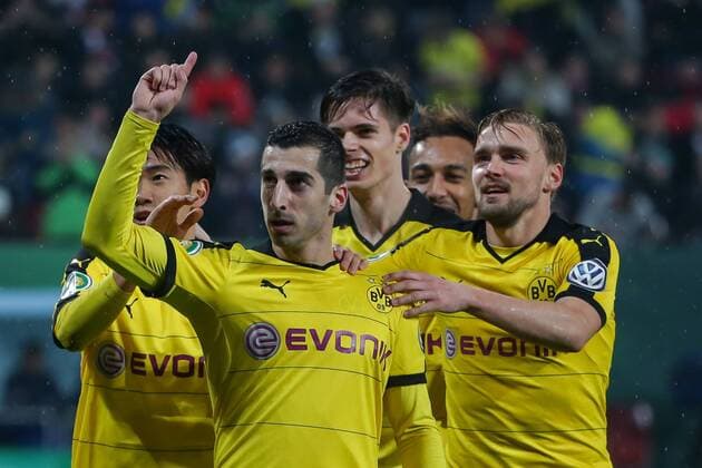 Mittwoch 16.12.2015, DFB-Pokal Achtelfinale, Saison 2015 2016 in Augsburg, FC Augsburg - Borussia Dortmund, Torjubel bei Shinji Kagawa ( 23, Dortmund), Torschuetze Henrikh Mkhitaryan ( 10, Dortmund), Julian Weigl ( 33, Dortmund), Pierre-Emerick Aubameyang ( 17, Dortmund) und Marcel Schmelzer ( 29, Dortmund) v.l. DeFodi049