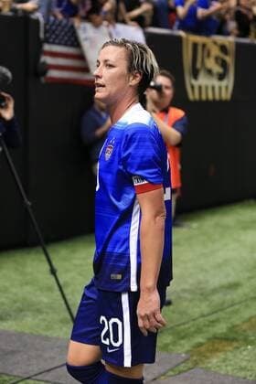 Fußball, Damen, USA verabschieden Abby Wambach nach dem Spiel gegen China December 16, 2015:United States of America forward Abby Wambach (20) exits the field at halftme during the match between the US Women s National Soccer Team and China PR at the Mercedes Benz Superdome in New Orleans Louisiana. Â© SOCCER 2015: USWNT vs CHINA PR DEC 16 - ZUMAc04_