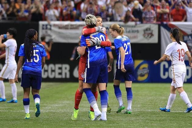 Fußball, Damen, USA verabschieden Abby Wambach nach dem Spiel gegen China December 16, 2015: United States of America forward Abby Wambach (20) hugs United States of America goalkeeper Hope Solo (1) as she leaves the field for the last time as a player during the match between the US Women s National Soccer Team and China PR at the Mercedes Benz Superdome in New Orleans Louisiana. Â© SOCCER 2015: USWNT vs CHINA PR DEC 16 - ZUMAc04_