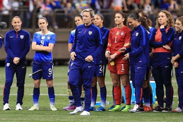 Fußball, Damen, USA verabschieden Abby Wambach nach dem Spiel gegen China December 16, 2015: United States of America forward Abby Wambach (20) drops the mike after her farewell speech after the match between the US Women s National Soccer Team and China PR at the Mercedes Benz Superdome in New Orleans Louisiana. Â© SOCCER 2015: USWNT vs CHINA PR DEC 16 - ZUMAc04_