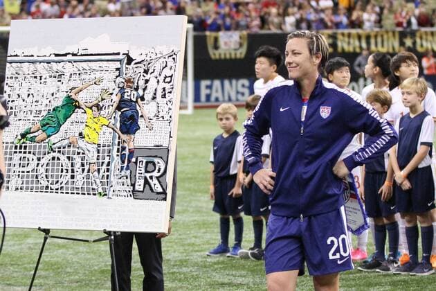 Fußball, Damen, USA verabschieden Abby Wambach nach dem Spiel gegen China December 16, 2015: United States of America forward Abby Wambach (20) receives her special artwork presented to her before the match between the US Women s National Soccer Team and China PR at the Mercedes Benz Superdome in New Orleans Louisiana. Â© SOCCER 2015: USWNT vs CHINA PR DEC 16 - ZUMAc04_