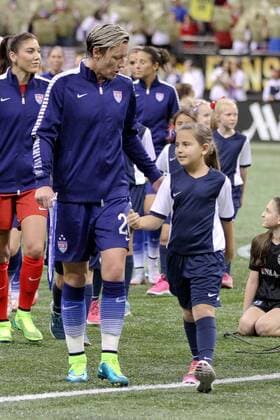 Fußball, Damen, USA verabschieden Abby Wambach nach dem Spiel gegen China December 16, 2015: United States of America forward Abby Wambach (20) with her young escort before the match between the US Women s National Soccer Team and China PR at the Mercedes Benz Superdome in New Orleans Louisiana. Â© SOCCER 2015: USWNT vs CHINA PR DEC 16 - ZUMAc04_