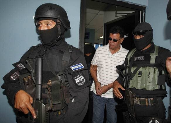 FIFA-Skandal: Salvadorianischer Funktionär Vasquez verhaftet Former high oficial of Salvadorean Federation of Soccer (FESFUT) Reynaldo Vasquez (C) is escorted by authorities in San Salvador, El Salvador, 17 December 2015. Vasquez will remain detained until US authorities send a formal request of extradition in the frame of the case of corruption in FIFA. EFE Ericka Chavez Former high oficial of Salvadorean Federation of Soccer detained in case FIFA !ACHTUNG: NUR REDAKTIONELLE NUTZUNG!  ES4001