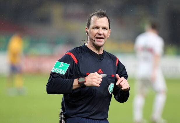 VfB Stuttgart - Eintracht Braunschweig Deutschland, Stuttgart, 16.12.2015, Fussball, DFB-Pokal, Saison 2015 2016, Achtelfinale, VfB Stuttgart - Eintracht Braunschweig (3:2 n.V.): Peter Sippel (Schiedsrichter).