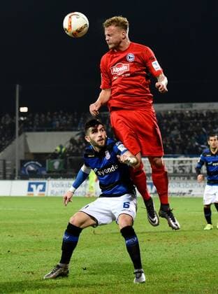 18.12.2015, xfux, Fussball 2.Bundesliga, FSV Frankfurt - Arminia Bielefeld, emspor v.l. Fanol Perdedaj (FSV Frankfurt), Christoph Hemlein (Arminia Bielefeld) Kopfball, Kopfballduell