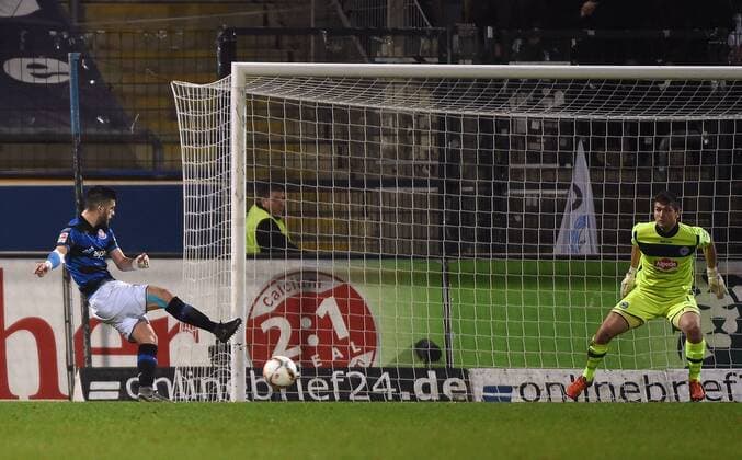 18.12.2015, xjhx, Fussball 2.Bundesliga, FSV Frankfurt - Arminia Bielefeld, emspor v.l. Fanol Perdedaj (FSV Frankfurt), Wolfgang Hesl (Arminia Bielefeld) Goal scored, Tor zum 1:0