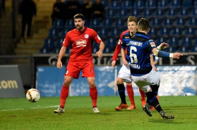 18.12.2015, xfux, Fussball 2.Bundesliga, FSV Frankfurt - Arminia Bielefeld, emspor v.l. Fanol Perdedaj (FSV Frankfurt) Goal scored, Tor zum 1:0
