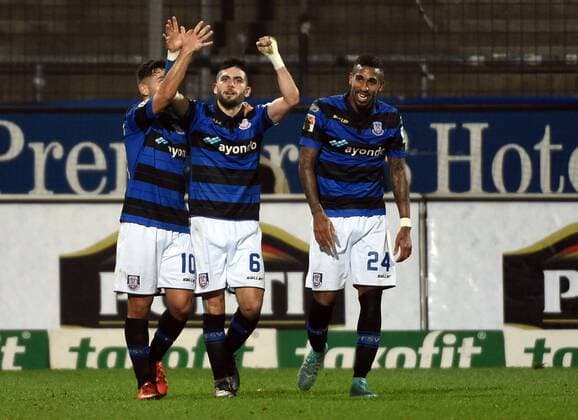 18.12.2015, xjhx, Fussball 2.Bundesliga, FSV Frankfurt - Arminia Bielefeld, emspor v.l. Besar Halimi (FSV Frankfurt), Fanol Perdedaj (FSV Frankfurt), Shawn Maurice Barry (FSV Frankfurt) celebrate the goal, Torjubel zum 1:0
