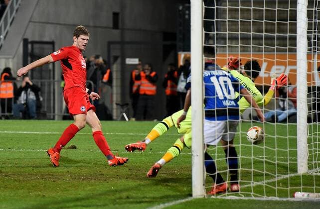 18.12.2015, xfux, Fussball 2.Bundesliga, FSV Frankfurt - Arminia Bielefeld, emspor v.l. Fabian Klos (Arminia Bielefeld), Andre Weis (FSV Frankfurt) Goal scored, Tor zum 1:1
