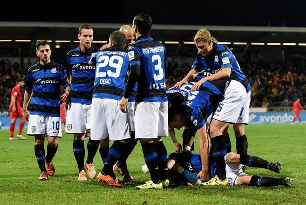 18.12.2015, xfux, Fussball 2.Bundesliga, FSV Frankfurt - Arminia Bielefeld, emspor v.l. Fanol Perdedaj (FSV Frankfurt) und Spieler vom FSV Frankfurt Torjubel, Goal celebration, celebrate the goal zum 1:1