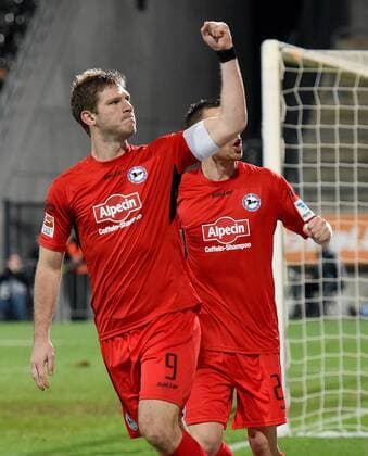 Bilder des Tages - Sport 18.12.2015, xfux, Fussball 2.Bundesliga, FSV Frankfurt - Arminia Bielefeld, emspor v.l. Fabian Klos (Arminia Bielefeld) Torjubel, Goal celebration, celebrate the goal zum 1:1