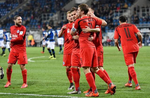 18.12.2015, xfux, Fussball 2.Bundesliga, FSV Frankfurt - Arminia Bielefeld, emspor v.l. Fabian Klos (Arminia Bielefeld) und Spieler von Arminia Bielefeld Torjubel, Goal celebration, celebrate the goal zum 1:1
