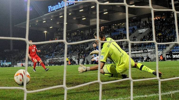 18.12.2015, xfux, Fussball 2.Bundesliga, FSV Frankfurt - Arminia Bielefeld, emspor v.l. Fanol Perdedaj (FSV Frankfurt), Wolfgang Hesl (Arminia Bielefeld) Goal scored, Tor zum 1:0