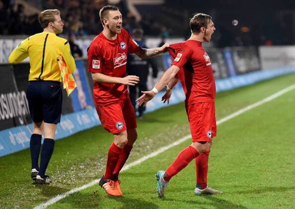 18.12.2015, xfux, Fussball 2.Bundesliga, FSV Frankfurt - Arminia Bielefeld, emspor v.l. Manuel Junglas (Arminia Bielefeld), Tom Schuetz (Arminia Bielefeld) Torjubel, Goal celebration, celebrate the goal zum 1:2