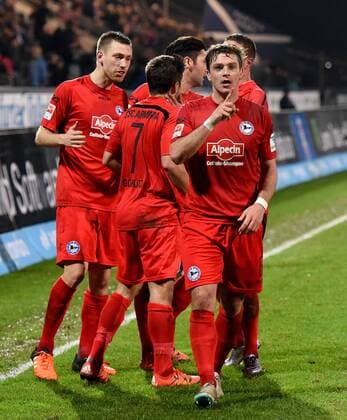 18.12.2015, xfux, Fussball 2.Bundesliga, FSV Frankfurt - Arminia Bielefeld, emspor v.l. Spieler von Arminia Bielefeld und Tom Schuetz (Arminia Bielefeld) Torjubel, Goal celebration, celebrate the goal zum 1:2
