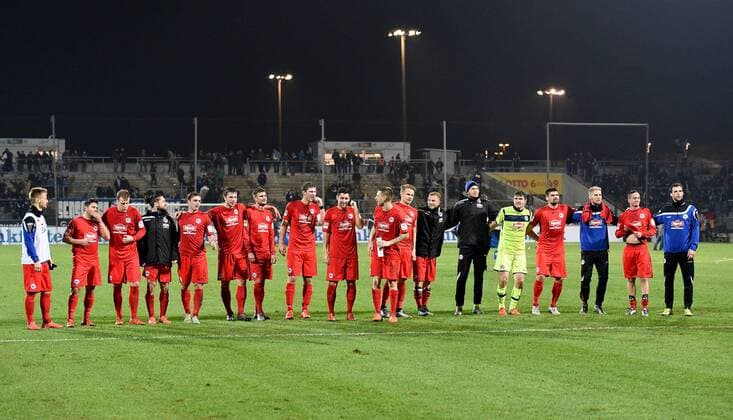 18.12.2015, xfux, Fussball 2.Bundesliga, FSV Frankfurt - Arminia Bielefeld, emspor v.l. Spieler von Arminia Bielefeld jubeln jubelt nach Spielende.
