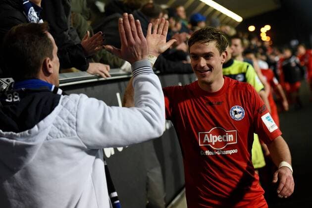 18.12.2015, xfux, Fussball 2.Bundesliga, FSV Frankfurt - Arminia Bielefeld, emspor v.l. Tom Schuetz (Arminia Bielefeld) jubeln jubelt nach Spielende mit Fans, Stimmung, Schal, Trikot Arminia Bielefeld