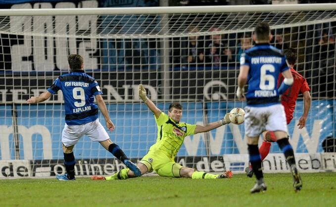 18.12.2015, xfux, Fussball 2.Bundesliga, FSV Frankfurt - Arminia Bielefeld, emspor v.l. Edmond Kapllani (FSV Frankfurt), Wolfgang Hesl (Arminia Bielefeld)