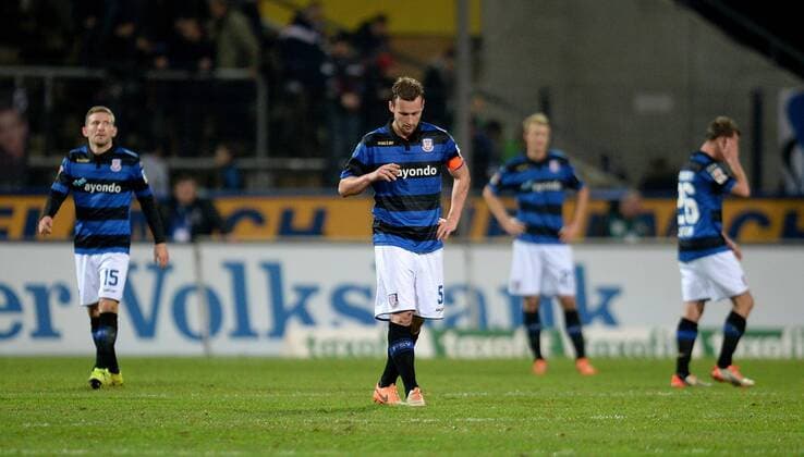 18.12.2015, xfux, Fussball 2.Bundesliga, FSV Frankfurt - Arminia Bielefeld, emspor v.l. Manuel Konrad (FSV Frankfurt) enttaeuscht, enttaeuscht schauend, dissapointed