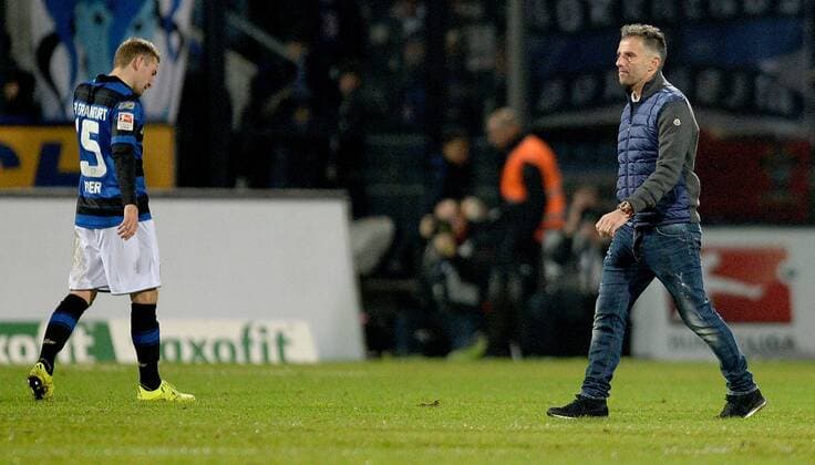 18.12.2015, xfux, Fussball 2.Bundesliga, FSV Frankfurt - Arminia Bielefeld, emspor v.l. Alexander Huber (FSV Frankfurt), Trainer Tomas Oral (FSV Frankfurt) enttaeuscht, enttaeuscht schauend, dissapointed
